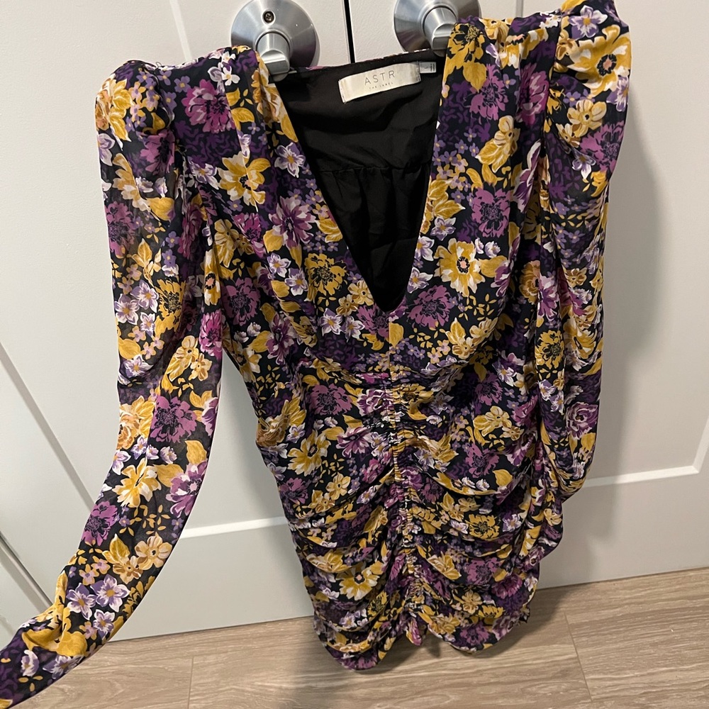 ASTR long sleeve ruched fitted dress ! Floral